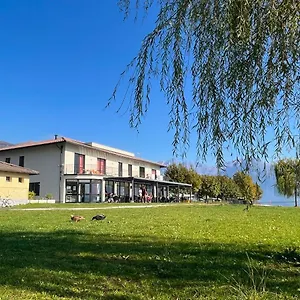 Lake Como Beach Hostel Albergue
